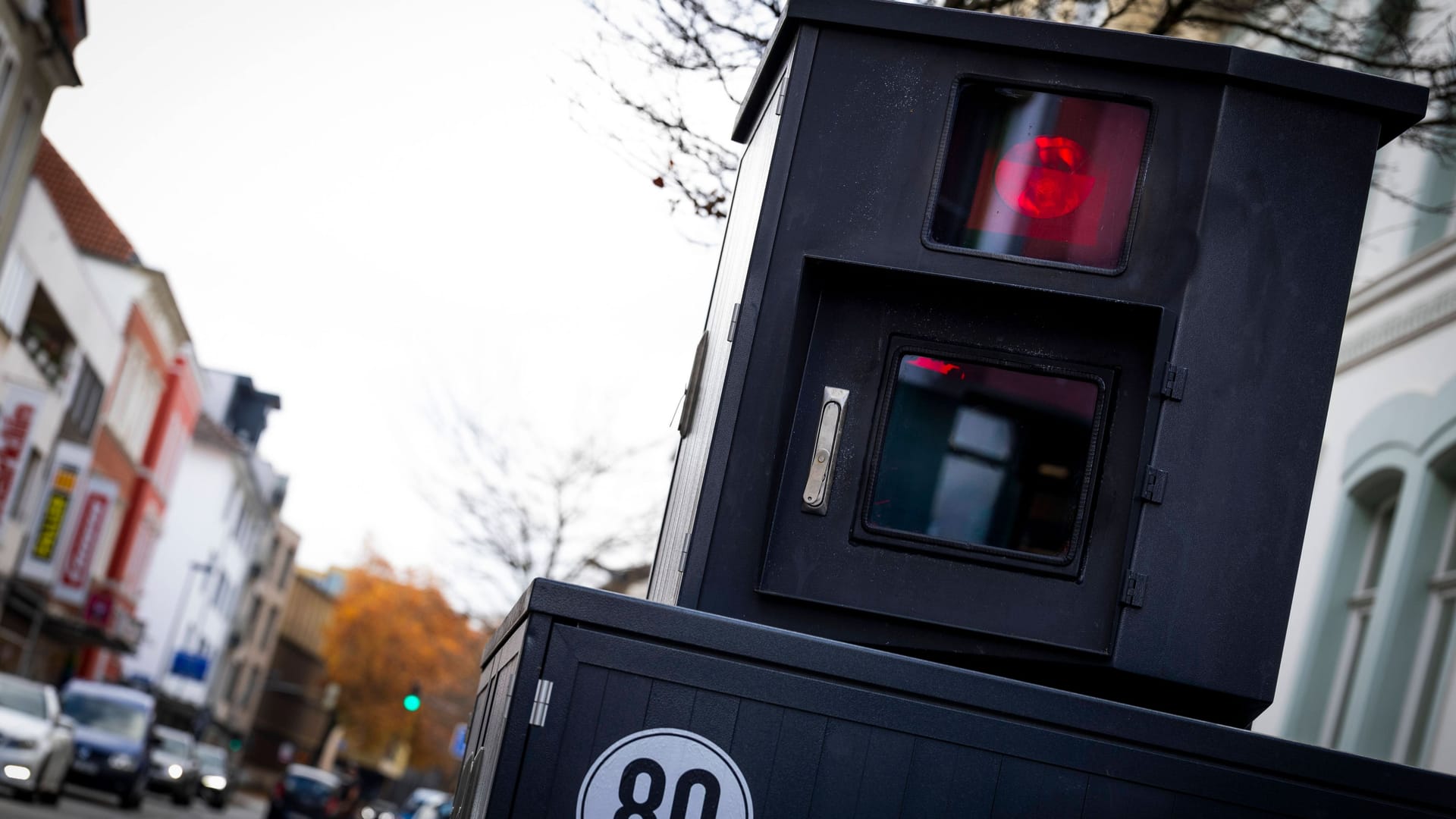 Radarkontrolle am Straßenrand (Symbolbild): Autofahrer sollten sich immer an die vorgegebene Geschwindigkeit halten. Radarkontrolle am Straßenrand (Symbolbild): Autofahrer sollten sich immer an die vorgegebene Geschwindigkeit halten.