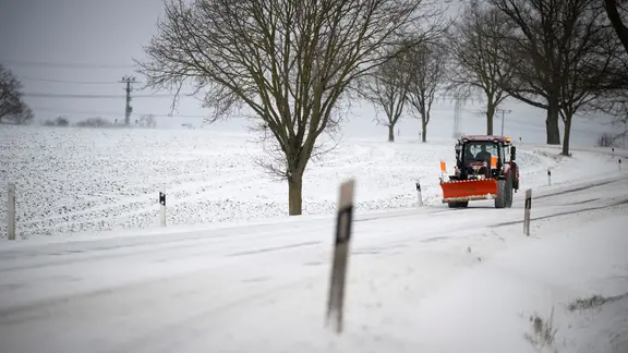 Ein Räumfahrzeug fährt auf einer schneebedeckten Straße bei Gammelin. (Themenbild)