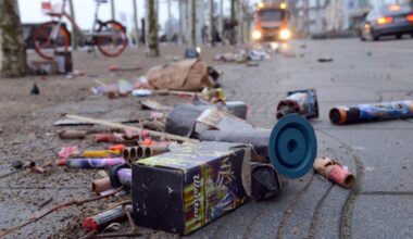 Straßenreinigung beseitigt Müll und abgebranntes Feuerwerk