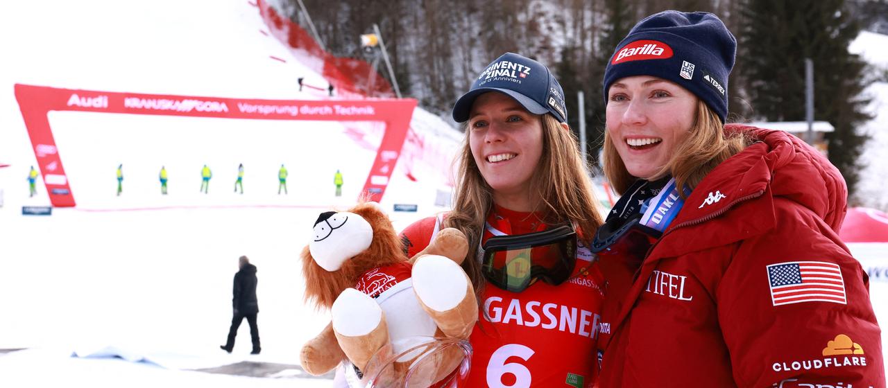 Camille Rast (l.) und Mikaela Shiffrin nach dem Slalom in Kransjka Gora | REUTERS Camille Rast (l.) und Mikaela Shiffrin nach dem Slalom in Kransjka Gora