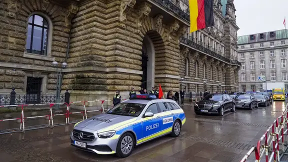 Dienstwagen von Bundeskanzler Friedrich Merz in Begleitung von Polizei. (Archivbild)