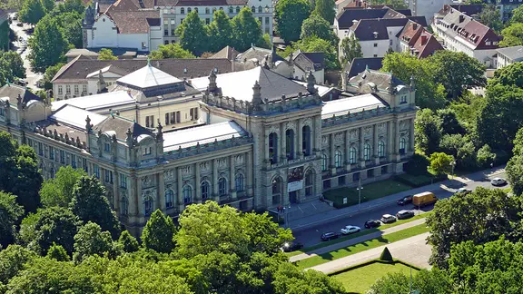 Blick vom Neuen Rathaus auf das Landesmuseum in Hannover