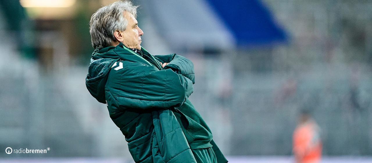 Werders Fußball-Trainer Horst Steffen steht mit verschränkten Armen bei einem Spiel an der Seitenlinie und lehnt sich dabei sehr weit zurück. | Gumzmedia | Andreas Gumz Werders Fußball-Trainer Horst Steffen steht mit verschränkten Armen bei einem Spiel an der Seitenlinie und lehnt sich dabei sehr weit zurück.
