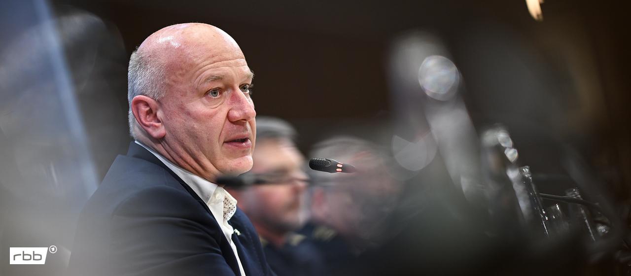 Berlins Regierender Bürgermeister Kai Wegner (CDU) spricht beim Pressebriefing am 06.01.2026. (Quelle: picture alliance/dpa/Britta Pedersen)