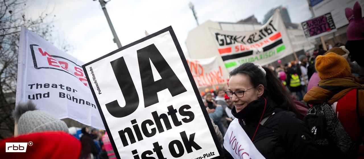 Demonstranten protestieren mit Schild "Ja nichts ist ok Volksbühne" (Quelle: dpa/Stefan Boness)