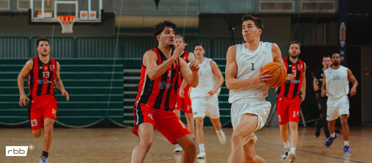 Harun Fakhro von den Berlin Dreams beim Zug zum Korb | Bild: Christoph Pabel