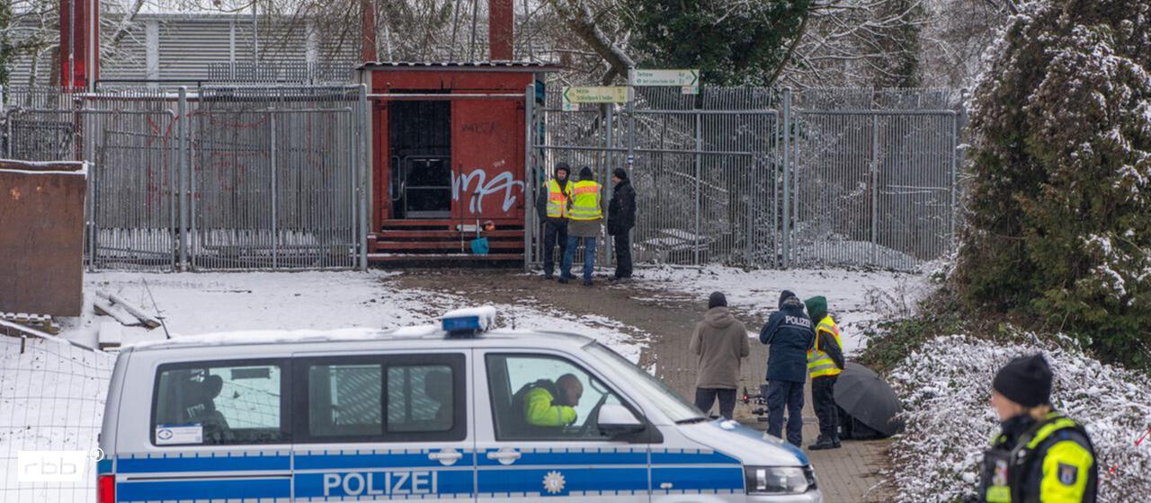 Archivbild: Einsatzkräfte der Polizei stehen an der Brandstelle einer Kabelbrücke vor dem Kraftwerk Lichterfelde am Teltowkanal. (Quelle: dpa/Kappeler)