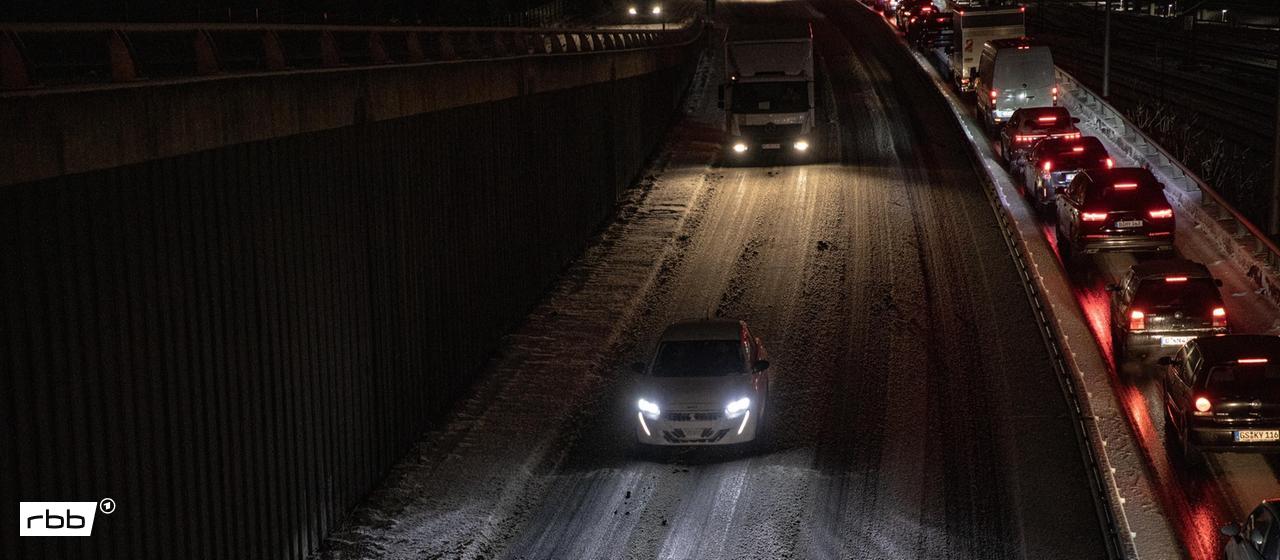 Audio: rbb24 Inforadio | 03.01.2026 | Nicola Graf | picture alliance/Sipa USA/PRESSCOV Am späten Freitagabend, 02.01.2026, fährt ein Auto die verschneite A100 in Berlin-Charlottenburg antlang (Quelle: dpa / Sipa USA/PRESSCOV).