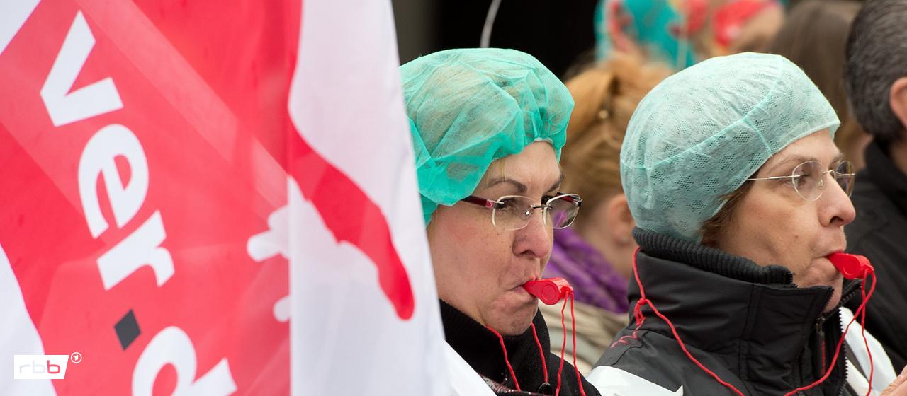 Audio: rbb24 Inforadio | 12.01.2026 | Birgit Röhricht | dpa/Soeren Stache Archivbild: Mitglieder der Dienstleistungsgewerkschaft Verdi demonstrieren in Berlin. (Quelle: dpa/Soeren Stache)