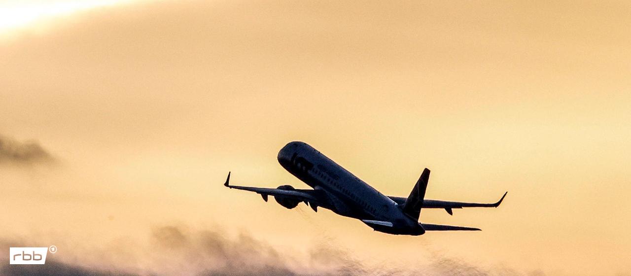 Ein Flugzeug kurz nach dem Start vom Flughafen BER Berlin Brandenburg. (Quelle: imago-images/Jochen Eckel)