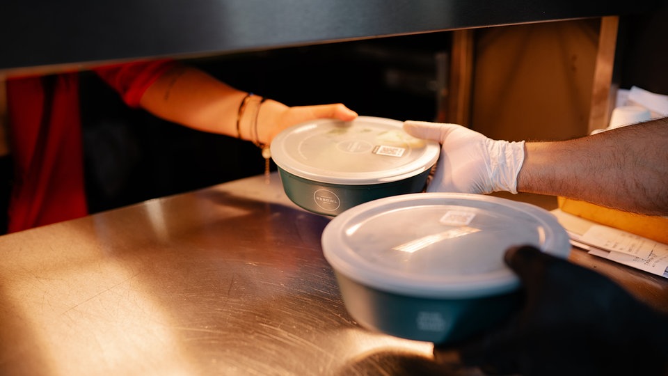 Mehrwegpflicht für Essen zum Mitnehmen: Umwelthilfe hält Gesetz für gescheitert