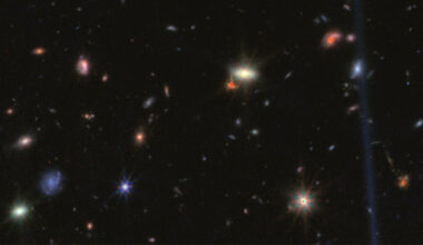 rote Lichtpunkte im frühen Kosmos