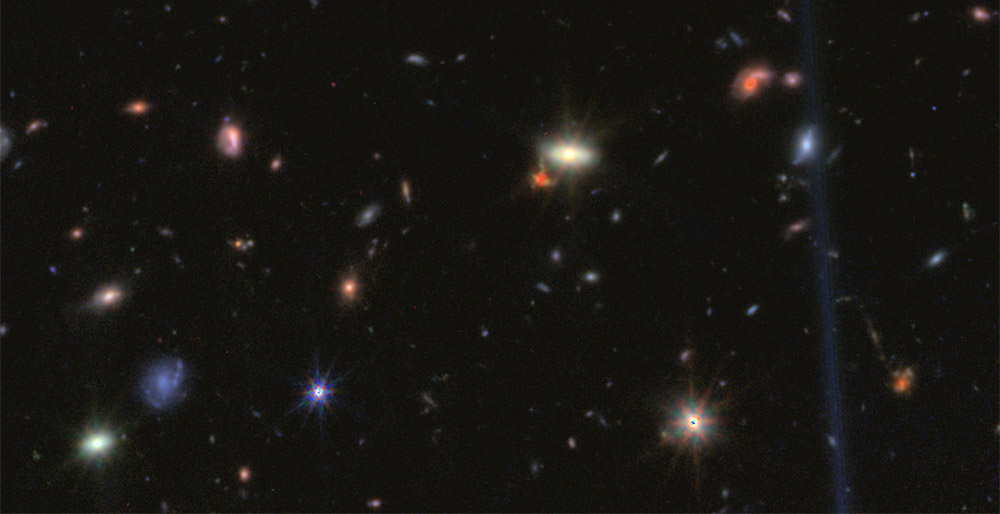 rote Lichtpunkte im frühen Kosmos