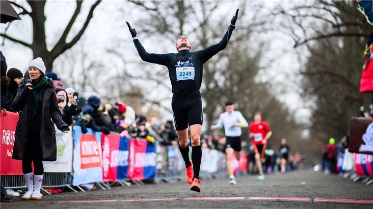 René Menzel läuft die 5,8 Kilometer lange Strecke um den Maschsee an Silvester am schnellsten.  - Foto: Julian Stratenschulte