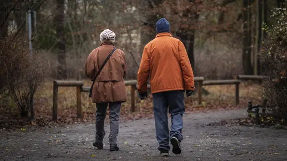 Ein älteres Paar spaziert durch einen Park. | picture alliance / photothek.de | Amrei Schulz Ein älteres Paar spaziert durch einen Park.
