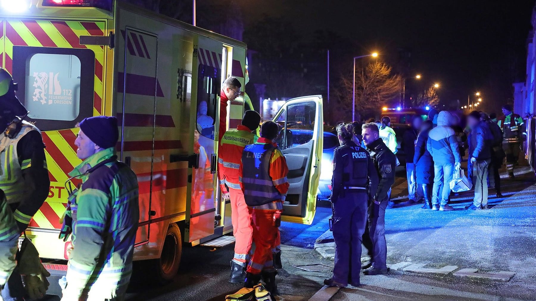 Rettungskräfte am Einsatzort: Mehrere Menschen mussten notärztlich untersucht werden.