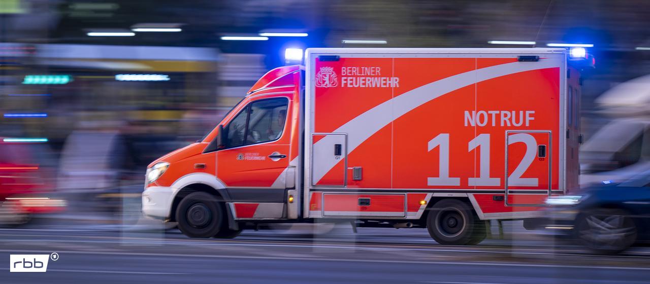 Ein Rettungswagen fährt mit Blaulicht zu einem Einsatz in Berlin