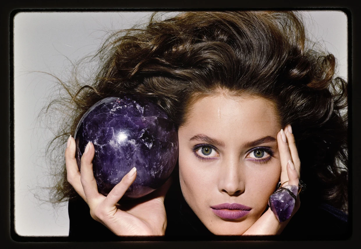 Rico Puhlmann: Christy Turlington mit Amethyst und einer Halskette von Stephen Dweck, Harper’s Bazaar, Januar 1988