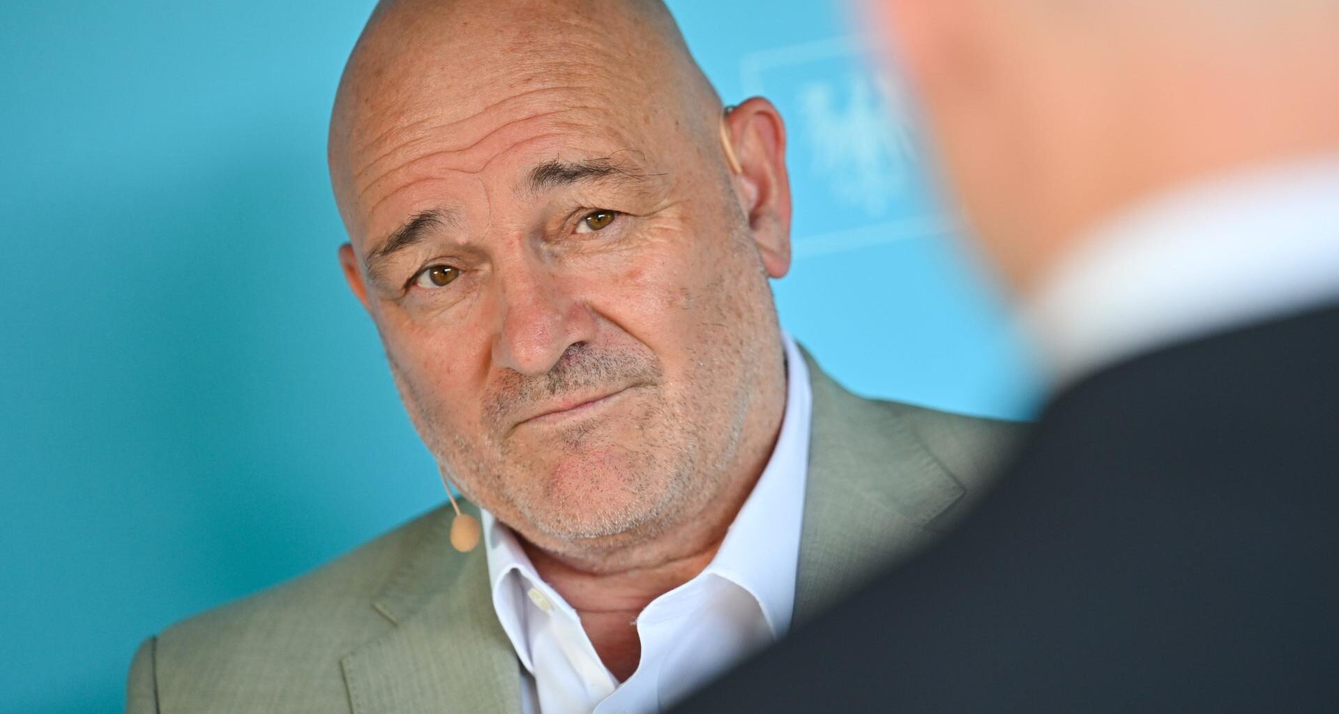 Robert Crumbach nimmt an einer Podiumsdiskussion teil.