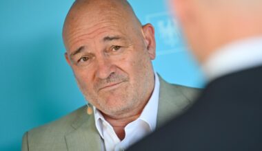 Robert Crumbach nimmt an einer Podiumsdiskussion teil.