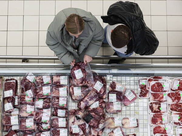 RUSSIA, NOVOSIBIRSK - DECEMBER 16, 2023: Customers choose meat in an Auchan hypermarket. Kirill Kukhmar/TASS PUBLICATIONxINxGERxAUTxONLY 65808269