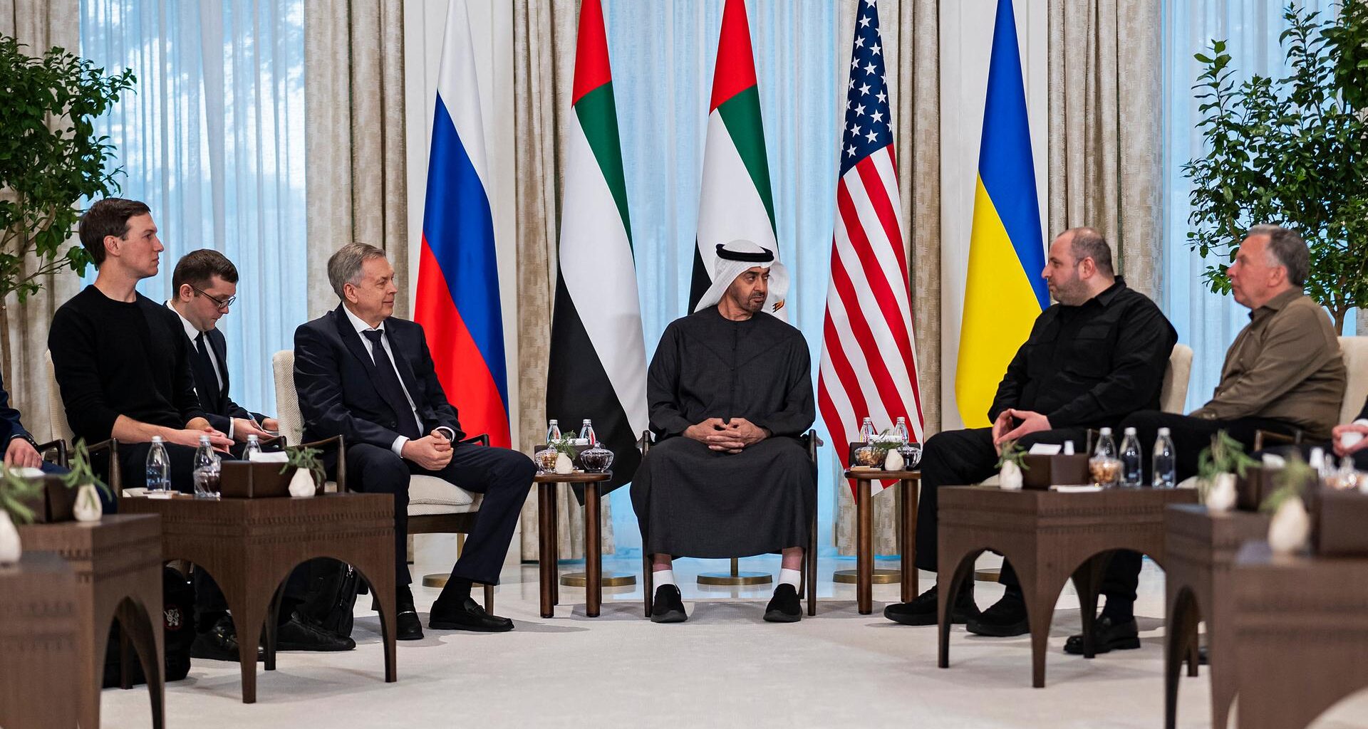 Mehrere Männer sitzen in einer Stuhlrunde zusammen und beraten.