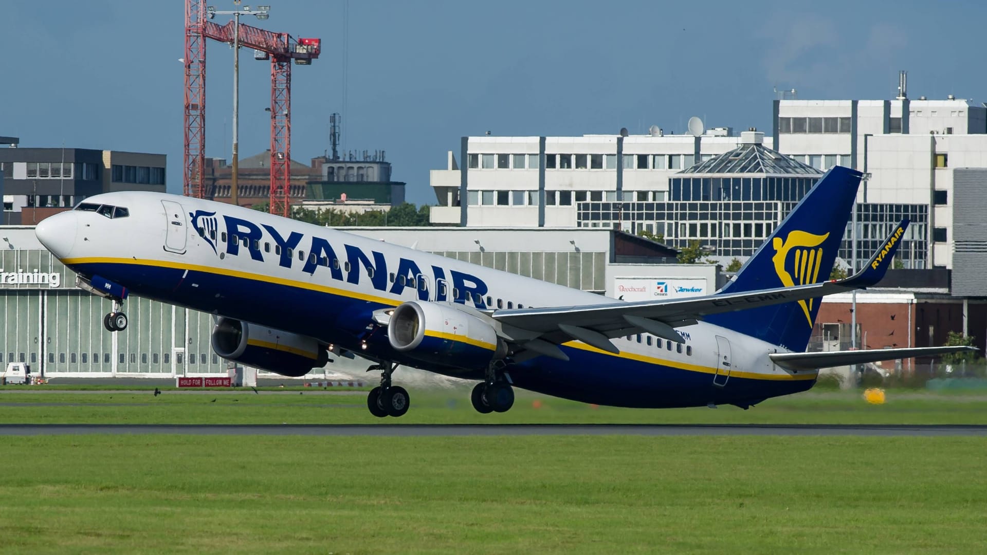 Ryanair-Maschine hebt in Bremen ab (Archivbild): Bald könnten neue Ziele bekanntgegeben werden. Ryanair-Maschine hebt in Bremen ab (Archivbild): Bald könnten neue Ziele bekanntgegeben werden.