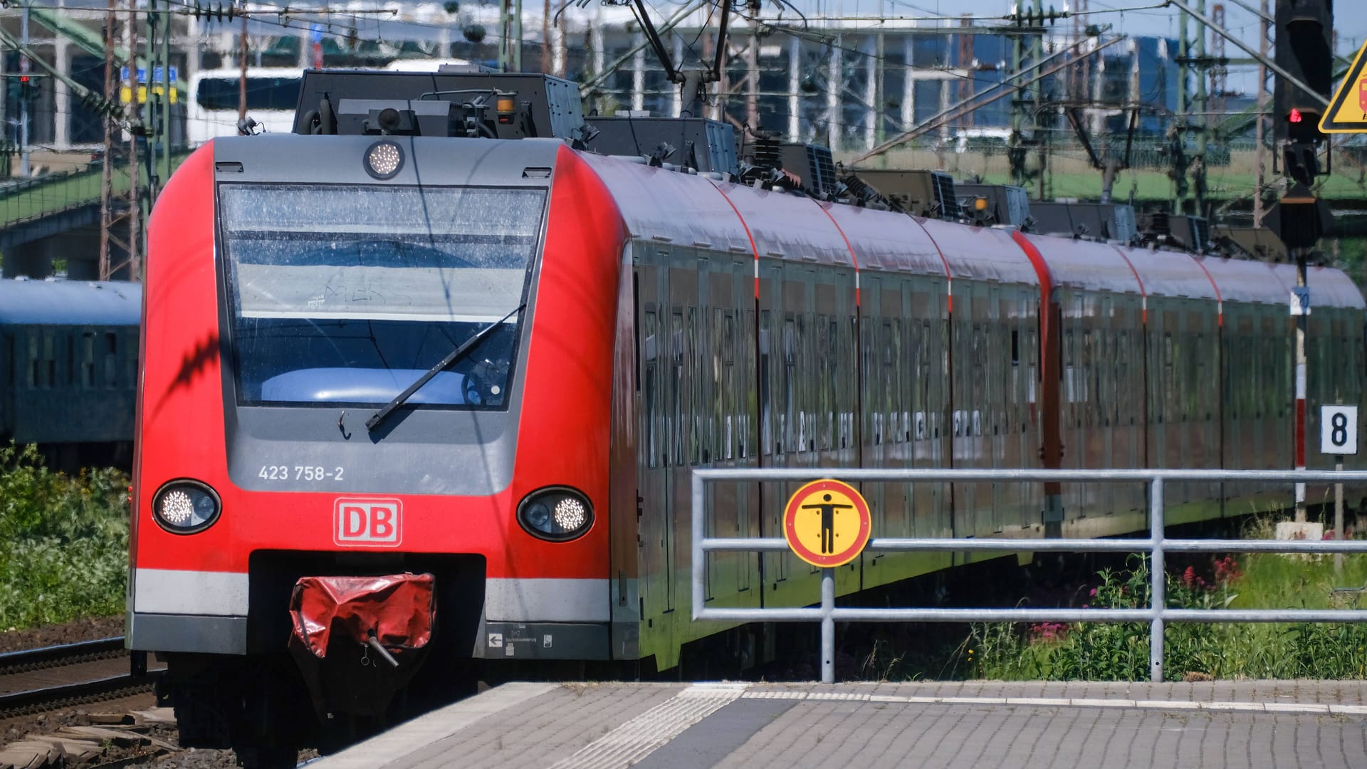 S-Bahn am Düsseldorfer Hauptbahnhof (Symbolfoto): Der Freitagmorgen beginnt für viele Pendler mit Problemen.
