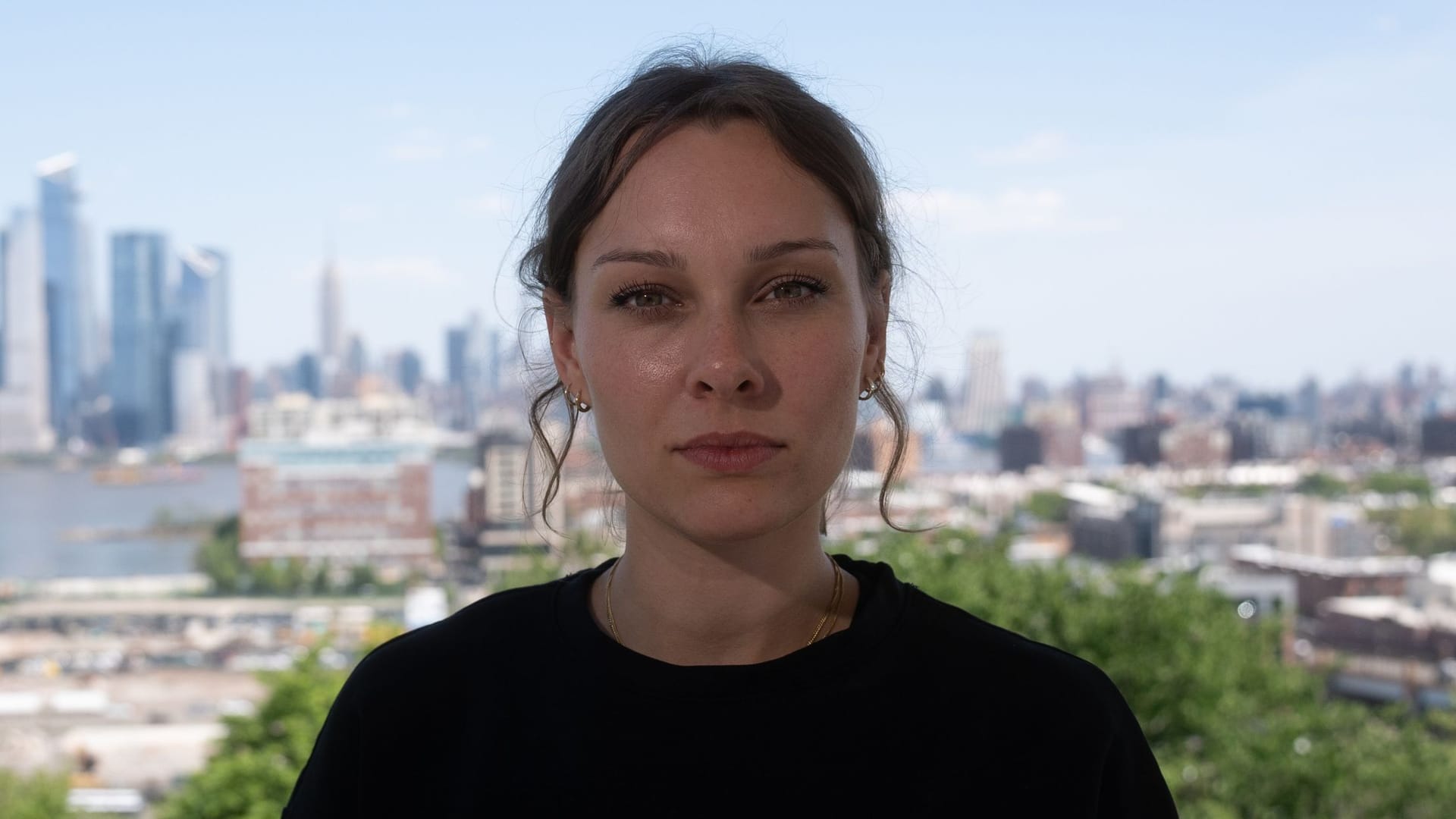 Sabrina Camlott vor der Skyline von New York: Drei Kandidaten sind bereits ausgeschieden – wie weit kommt die Hannoveranerin?