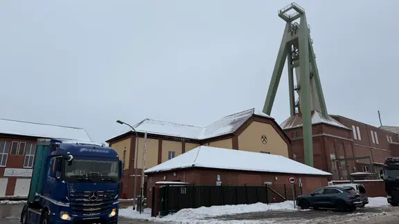Ein Lkw- fährt von dem Gelände eines Salzwerkes.