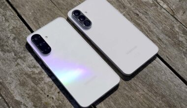 Samsung Galaxy A56 und A36 liegen auf einem Holztisch in der Sonne.
