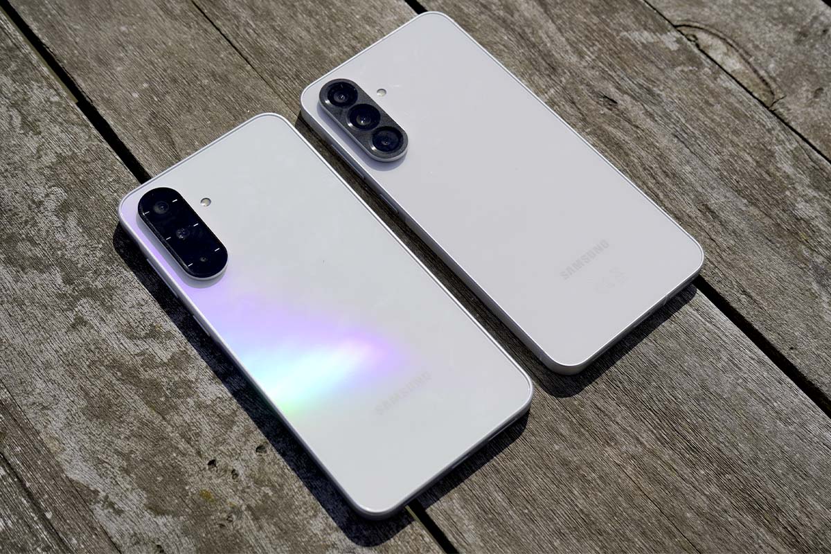 Samsung Galaxy A56 und A36 liegen auf einem Holztisch in der Sonne.