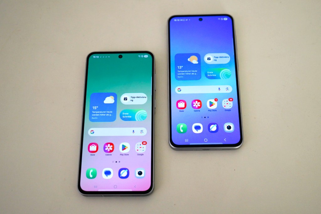 Samsung Galaxy A56 und A36 liegen mit eingeschaltetem Display auf einem weißen Tisch.