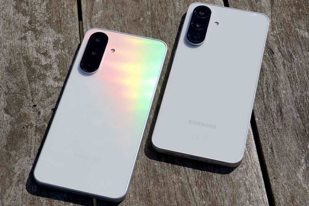 Das Samsung Galaxy A36 liegt neben dem Samsung Galaxy A56 in der Sonne.