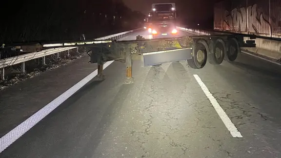 Ein Sattelauflieger blockiert auf der A281 zwischen den Anschlussstellen Strom und Seehausen Fahrstreifen sowie den Seitenstreifen. | Polizei Bremen/dpa Ein Sattelauflieger blockiert auf der A281 zwischen den Anschlussstellen Strom und Seehausen Fahrstreifen sowie den Seitenstreifen.