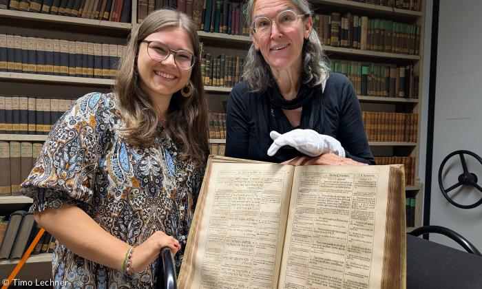 Emma Schertlin (links) mit ihrer Lehrerin Martina Switalski