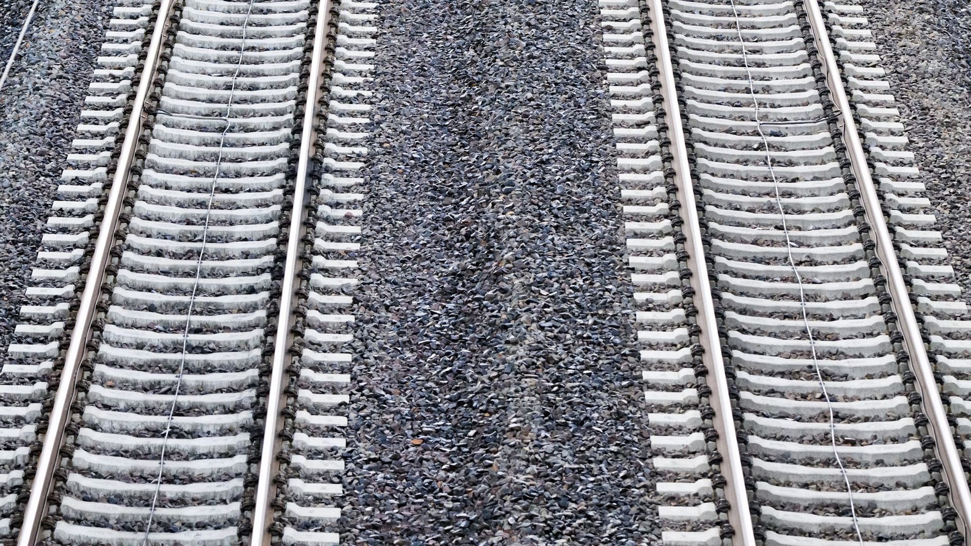 Schienen (Symbolbild): Mehrere Initiativen fordern einen Neubau der Bahnstrecke Hannover – Hamburg.
