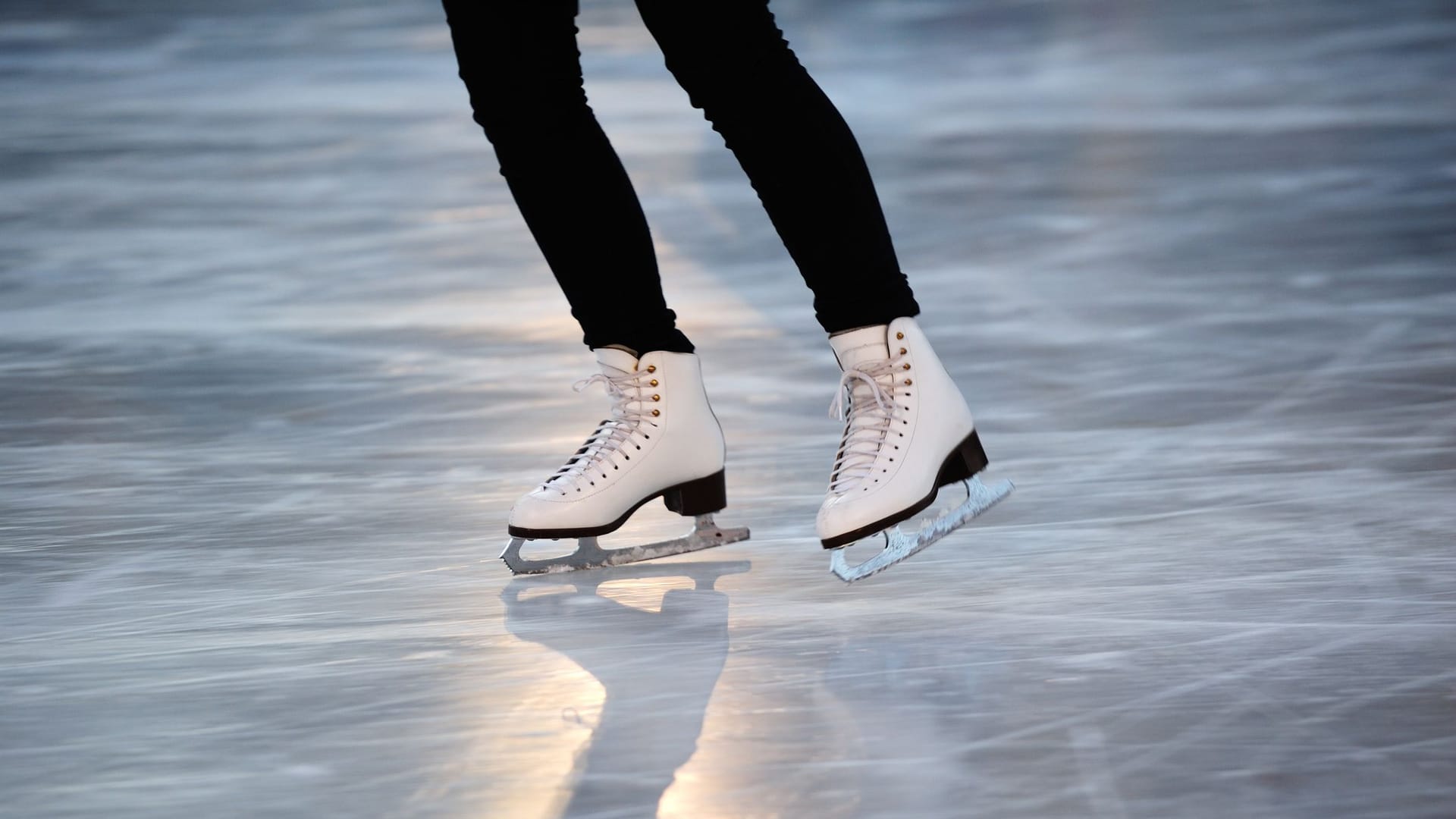 Schlittschuhlaufen (Symbolbild): Vom Eisstadion bis zur Open-Air-Eislaufbahn – in Hannover ist Eislaufen an mehreren Orten möglich. Schlittschuhlaufen (Symbolbild): Vom Eisstadion bis zur Open-Air-Eislaufbahn – in Hannover ist Eislaufen an mehreren Orten möglich.