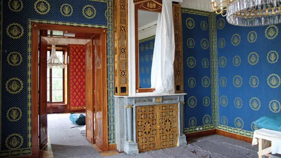 Ein Raum des Schlosses Ludwigslust, mit Abdeckungen auf dem Fußboden wegen Renovierungsarbeiten.