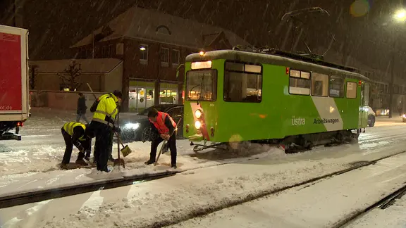 Eine Bahn in Hannover räumt die Straßenbahngleise. | NonstopNews Eine Bahn in Hannover räumt die Straßenbahngleise.