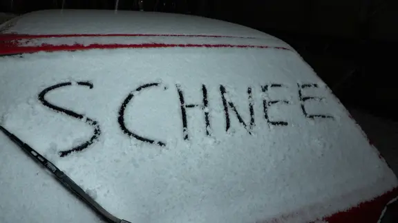Auf der verschneiten Heckscheibe eines Autos steht "Schnee" geschrieben. | NonstopNews Auf der verschneiten Heckscheibe eines Autos steht "Schnee" geschrieben.