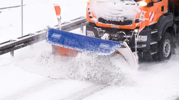 Ein Räumfahrzeug fährt bei Schneefall auf dem Messeschnellweg in der Region Hannover.