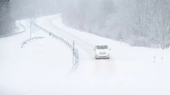 Winterwetter in Niedersachsen: Verschneite Straßen und Glätte sorgen für Verkehrsprobleme und viele Unfälle. | picture alliance/dpa, Lars Penning Winterwetter in Niedersachsen: Verschneite Straßen und Glätte sorgen für Verkehrsprobleme und viele Unfälle.