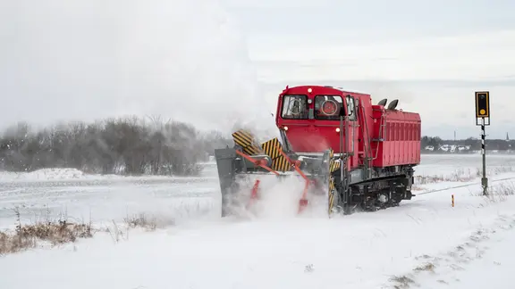 Eine Schneefräse der Deutschen Bahn ist auf dem Streckenabschnitt zwischen Eckernförde und Rieseby Süd unterwegs