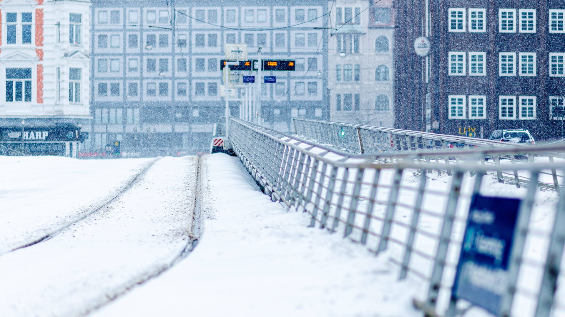Schnee in Hannover: Die eingeschneite Stadtbahn-Haltestelle Schwarzer Bär in Hannover-Linden.