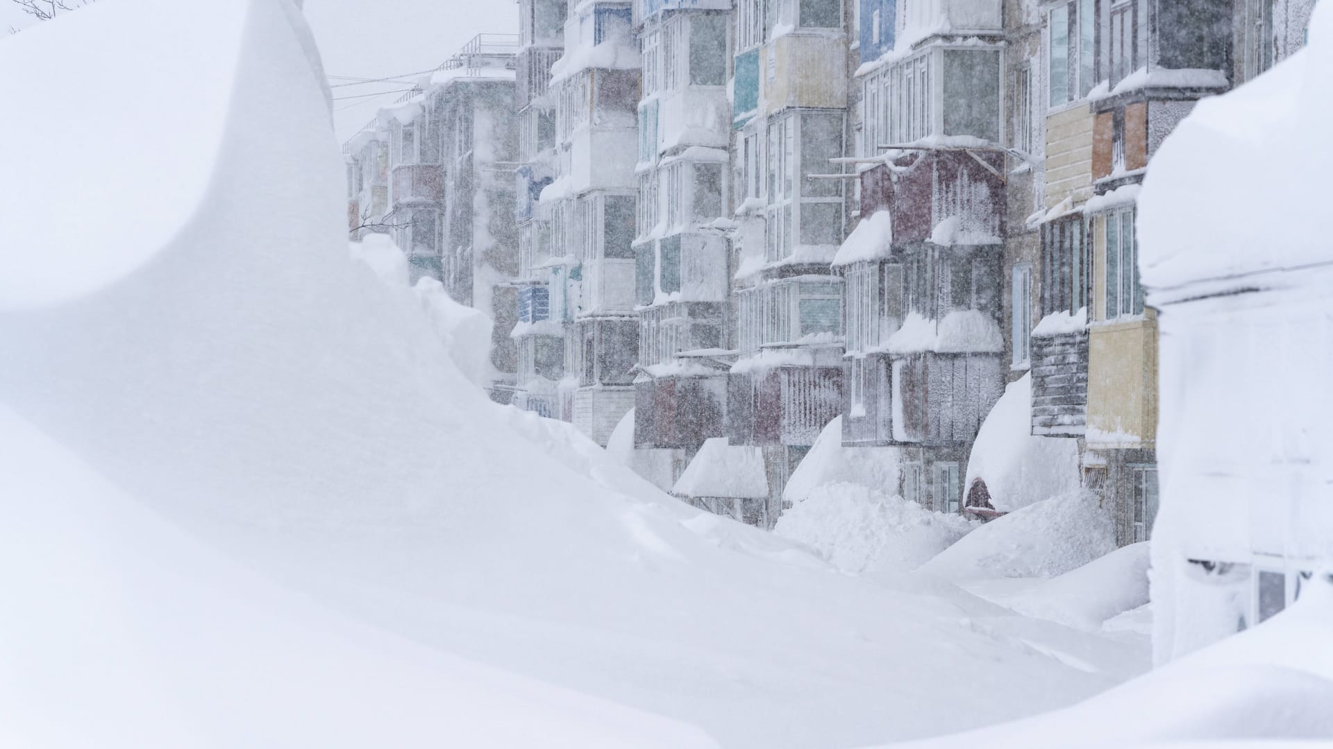 Schnee türmt sich vor einem Wohngebäude in der Stadt Petropawlowsk-Kamtschatski: Extreme Kälte in Russland sorgt für Rekordschneemengen.