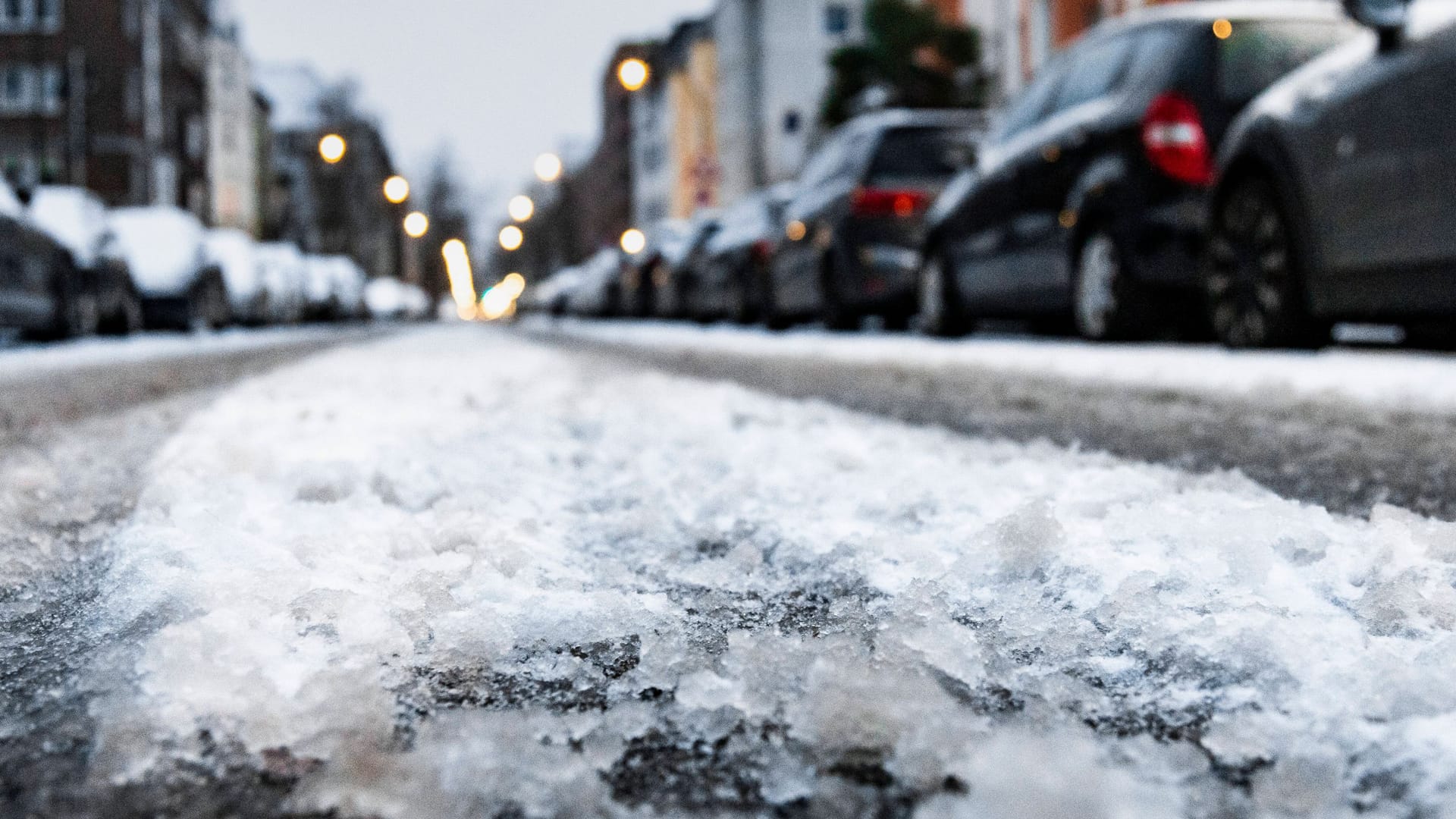 Schnee und Eis auf einer Straße (Archivbild): In Düsseldorf und Nordrhein-Westfalen drohen bereits in der kommenden Woche neue Minusgrade. Schnee und Eis auf einer Straße (Archivbild): In Düsseldorf und Nordrhein-Westfalen drohen bereits in der kommenden Woche neue Minusgrade.