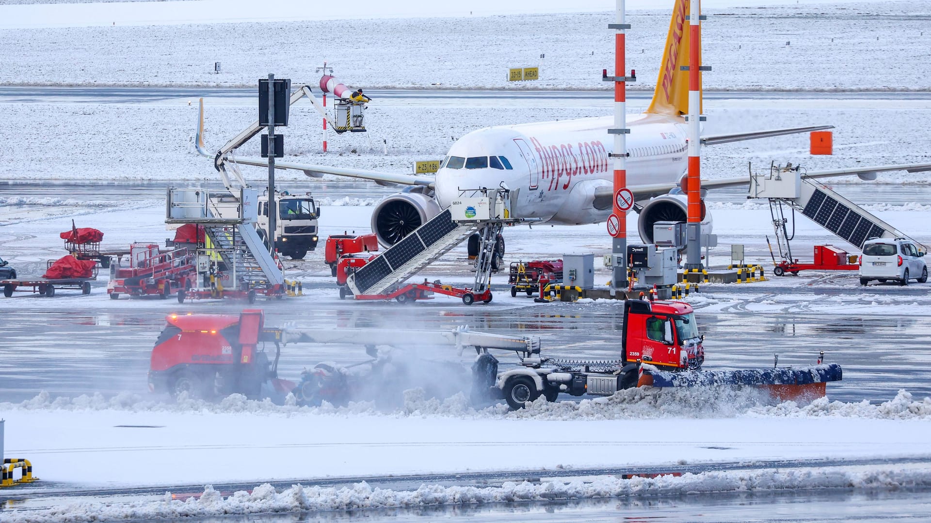Schnee wird am Flughafen in Hamburg geräumt: Das Winterwetter hat Hamburg weiterhin fest im Griff. Schnee wird am Flughafen in Hamburg geräumt: Das Winterwetter hat Hamburg weiterhin fest im Griff.