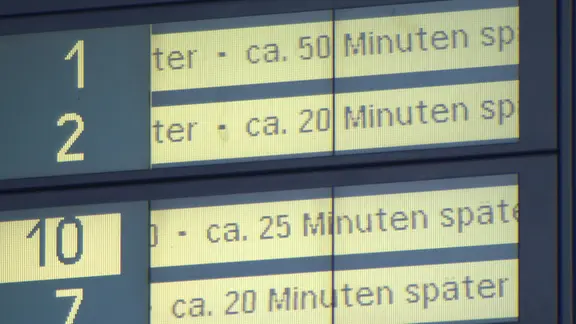 Zugverspätungen werden auf einer Anzeigetafel angezeigt.