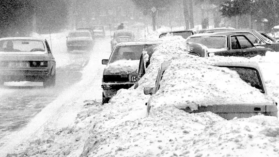 Nach anhaltendem Schneefall ist am 18.02.1979 in Hannover die Teilnahme am Straßenverkehr kein Vergnügen. Die Straßen sind glatt, die Autos teils eingeschneit.